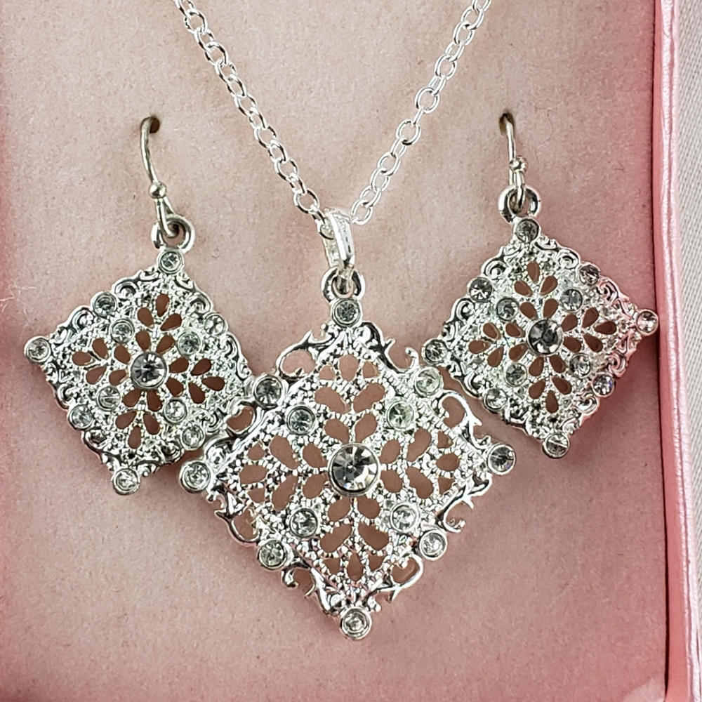 Avon necklace & earring set- NIB